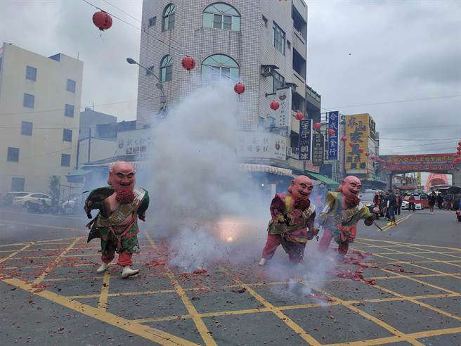 連假首日朝天宮湧入近萬人 進香團自律防疫不鬆懈